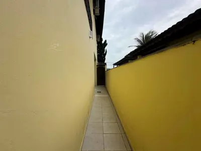 Casa - Sobrado com 3 quartos (sendo 1 suite(s)) a 150,00 metros praia.