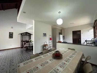 Casa - Sobrado com 3 quartos (sendo 1 suite(s)) a 150,00 metros praia.