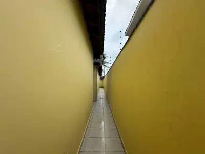 Casa - Sobrado com 3 quartos (sendo 1 suite(s)) a 150,00 metros praia.