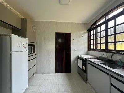 Casa - Sobrado com 3 quartos (sendo 1 suite(s)) a 150,00 metros praia.