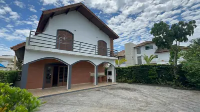 Casa - Sobrado com 4 quartos (sendo 1 suite(s)) a 500,00 metros praia.