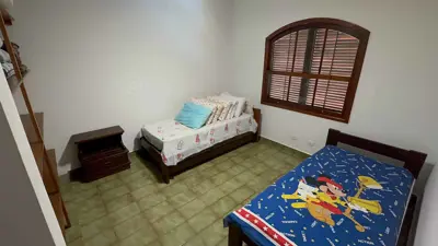 Casa - Sobrado com 4 quartos (sendo 1 suite(s)) a 500,00 metros praia.