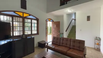 Casa - Sobrado com 4 quartos (sendo 1 suite(s)) a 500,00 metros praia.