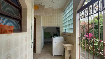 Casa - Sobrado com 4 quartos (sendo 1 suite(s)) a 500,00 metros praia.