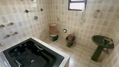 Casa - Sobrado com 4 quartos (sendo 1 suite(s)) a 500,00 metros praia.