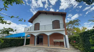 Casa - Sobrado com 4 quartos (sendo 1 suite(s)) a 500,00 metros praia.