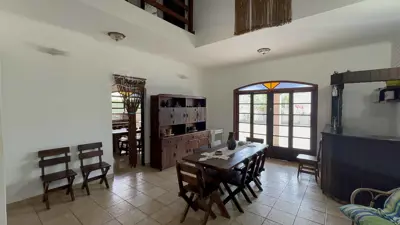 Casa - Sobrado com 4 quartos (sendo 1 suite(s)) a 500,00 metros praia.