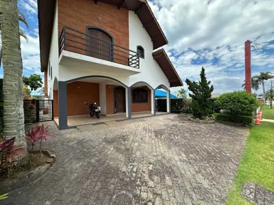 Casa - Sobrado com 4 quartos (sendo 1 suite(s)) a 500,00 metros praia.