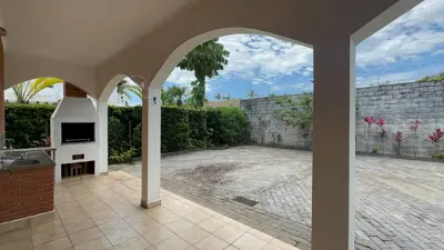 Casa - Sobrado com 4 quartos (sendo 1 suite(s)) a 500,00 metros praia.