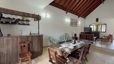 Casa - Sobrado com 4 quartos (sendo 1 suite(s)) a 500,00 metros praia.