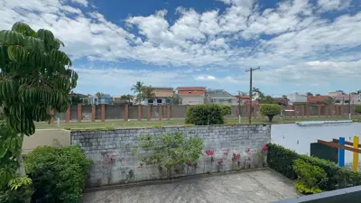 Casa - Sobrado com 4 quartos (sendo 1 suite(s)) a 500,00 metros praia.