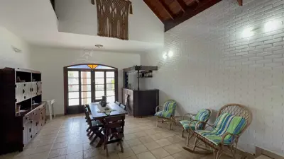 Casa - Sobrado com 4 quartos (sendo 1 suite(s)) a 500,00 metros praia.