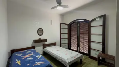 Casa - Sobrado com 4 quartos (sendo 1 suite(s)) a 500,00 metros praia.