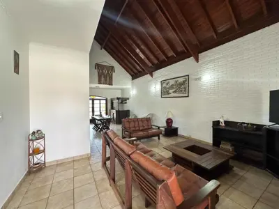 Casa - Sobrado com 4 quartos (sendo 1 suite(s)) a 500,00 metros praia.