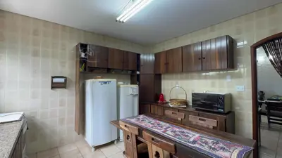 Casa - Sobrado com 4 quartos (sendo 1 suite(s)) a 500,00 metros praia.