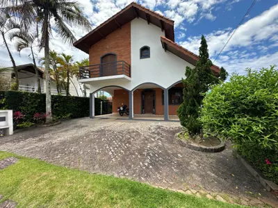 Casa - Sobrado com 4 quartos (sendo 1 suite(s)) a 500,00 metros praia.