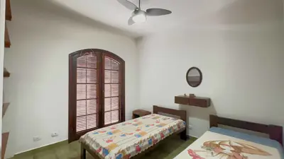 Casa - Sobrado com 4 quartos (sendo 1 suite(s)) a 500,00 metros praia.