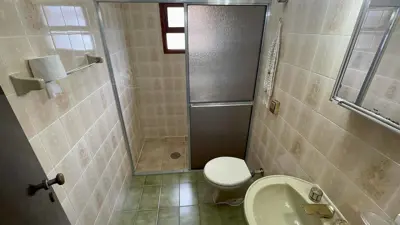 Casa - Sobrado com 4 quartos (sendo 1 suite(s)) a 500,00 metros praia.