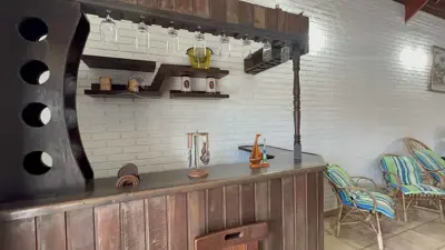 Casa - Sobrado com 4 quartos (sendo 1 suite(s)) a 500,00 metros praia.