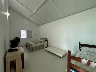 Casa - Sobrado com 4 quartos (sendo 3 suite(s)) a 200,00 metros praia.