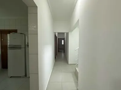 Casa - Sobrado com 4 quartos (sendo 3 suite(s)) a 200,00 metros praia.