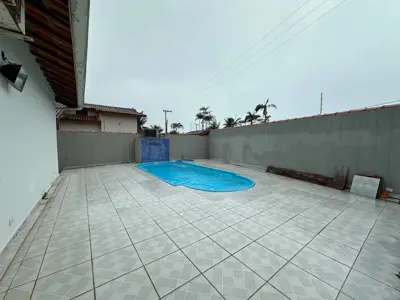 Casa - Sobrado com 4 quartos (sendo 3 suite(s)) a 200,00 metros praia.