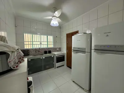 Casa - Sobrado com 4 quartos (sendo 3 suite(s)) a 200,00 metros praia.