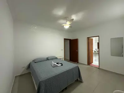 Casa - Sobrado com 4 quartos (sendo 3 suite(s)) a 200,00 metros praia.