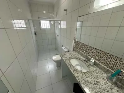 Casa - Sobrado com 4 quartos (sendo 3 suite(s)) a 200,00 metros praia.