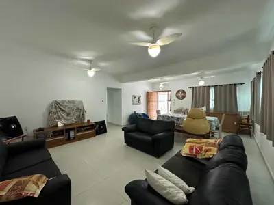 Casa - Sobrado com 4 quartos (sendo 3 suite(s)) a 200,00 metros praia.