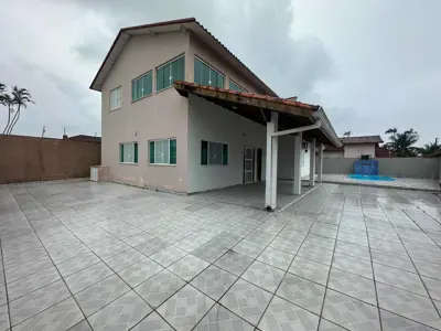 Casa - Sobrado com 4 quartos (sendo 3 suite(s)) a 200,00 metros praia.