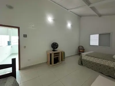 Casa - Sobrado com 4 quartos (sendo 3 suite(s)) a 200,00 metros praia.