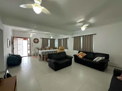 Casa - Sobrado com 4 quartos (sendo 3 suite(s)) a 200,00 metros praia.