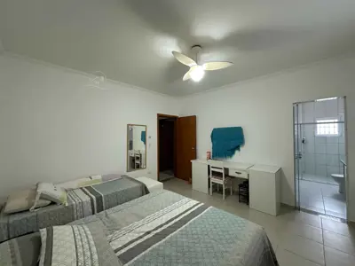 Casa - Sobrado com 4 quartos (sendo 3 suite(s)) a 200,00 metros praia.
