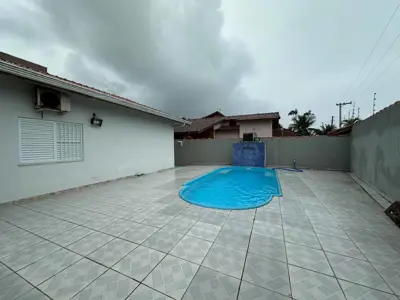 Casa - Sobrado com 4 quartos (sendo 3 suite(s)) a 200,00 metros praia.