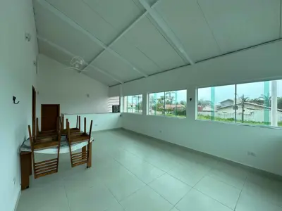 Casa - Sobrado com 4 quartos (sendo 3 suite(s)) a 200,00 metros praia.