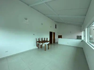 Casa - Sobrado com 4 quartos (sendo 3 suite(s)) a 200,00 metros praia.