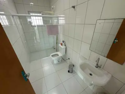 Casa - Sobrado com 4 quartos (sendo 3 suite(s)) a 200,00 metros praia.