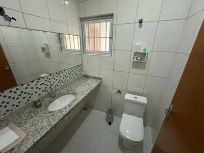 Casa - Sobrado com 4 quartos (sendo 3 suite(s)) a 200,00 metros praia.
