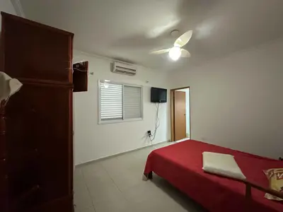 Casa - Sobrado com 4 quartos (sendo 3 suite(s)) a 200,00 metros praia.