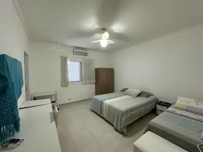 Casa - Sobrado com 4 quartos (sendo 3 suite(s)) a 200,00 metros praia.