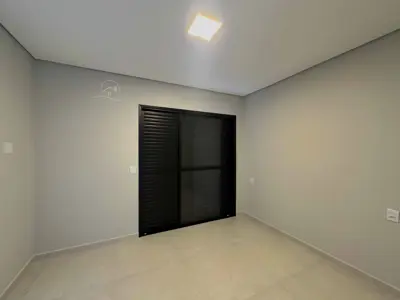 Casa - Sobrado Novo com 3 quartos (sendo 1 suite(s)) a 600,00 metros praia.