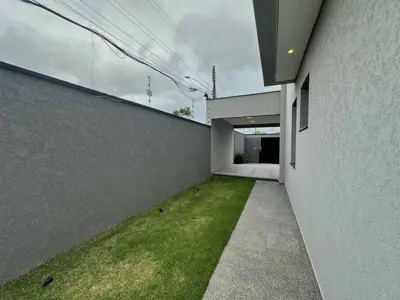 Casa - Sobrado Novo com 3 quartos (sendo 1 suite(s)) a 600,00 metros praia.