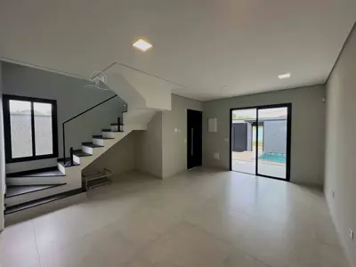 Casa - Sobrado Novo com 3 quartos (sendo 1 suite(s)) a 600,00 metros praia.