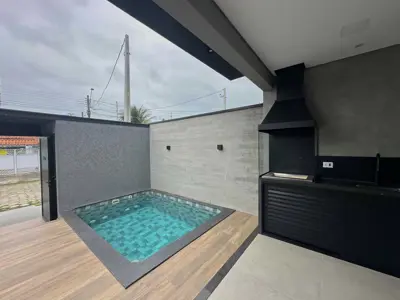 Casa - Sobrado Novo com 3 quartos (sendo 1 suite(s)) a 600,00 metros praia.