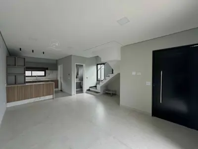 Casa - Sobrado Novo com 3 quartos (sendo 1 suite(s)) a 600,00 metros praia.