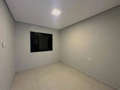 Casa - Sobrado Novo com 3 quartos (sendo 1 suite(s)) a 600,00 metros praia.