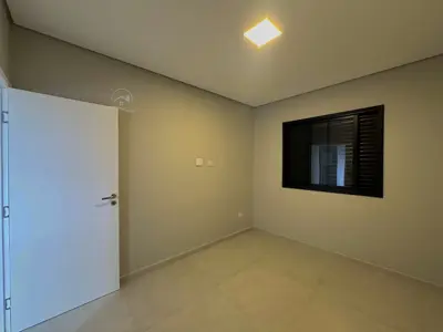 Casa - Sobrado Novo com 3 quartos (sendo 1 suite(s)) a 600,00 metros praia.