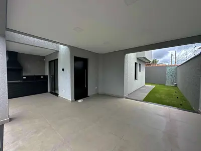 Casa - Sobrado Novo com 3 quartos (sendo 1 suite(s)) a 600,00 metros praia.