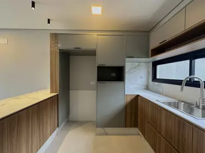 Casa - Sobrado Novo com 3 quartos (sendo 1 suite(s)) a 600,00 metros praia.